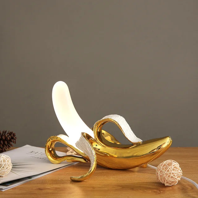 Bananova moderní stolní lampa Banán pro hravé interiéry