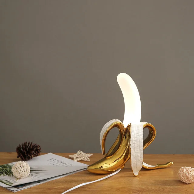 Bananova moderní stolní lampa Banán pro hravé interiéry