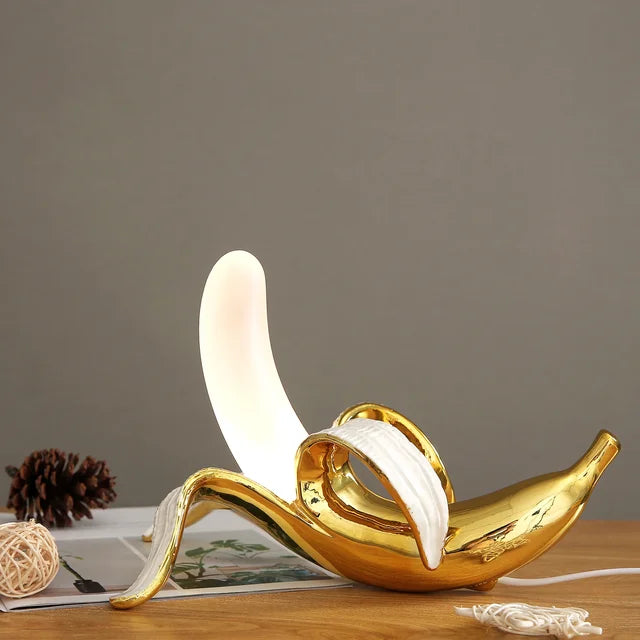 Bananova moderní stolní lampa Banán pro hravé interiéry