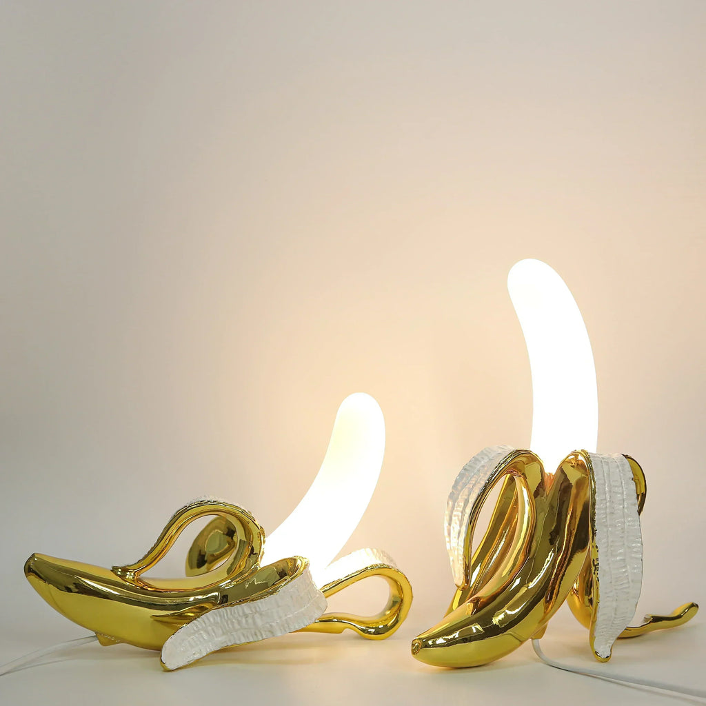 Bananova moderní stolní lampa Banán pro hravé interiéry