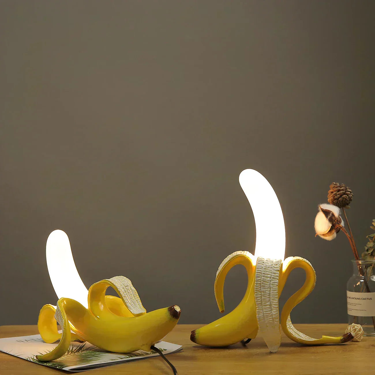 Bananova moderní stolní lampa Banán pro hravé interiéry