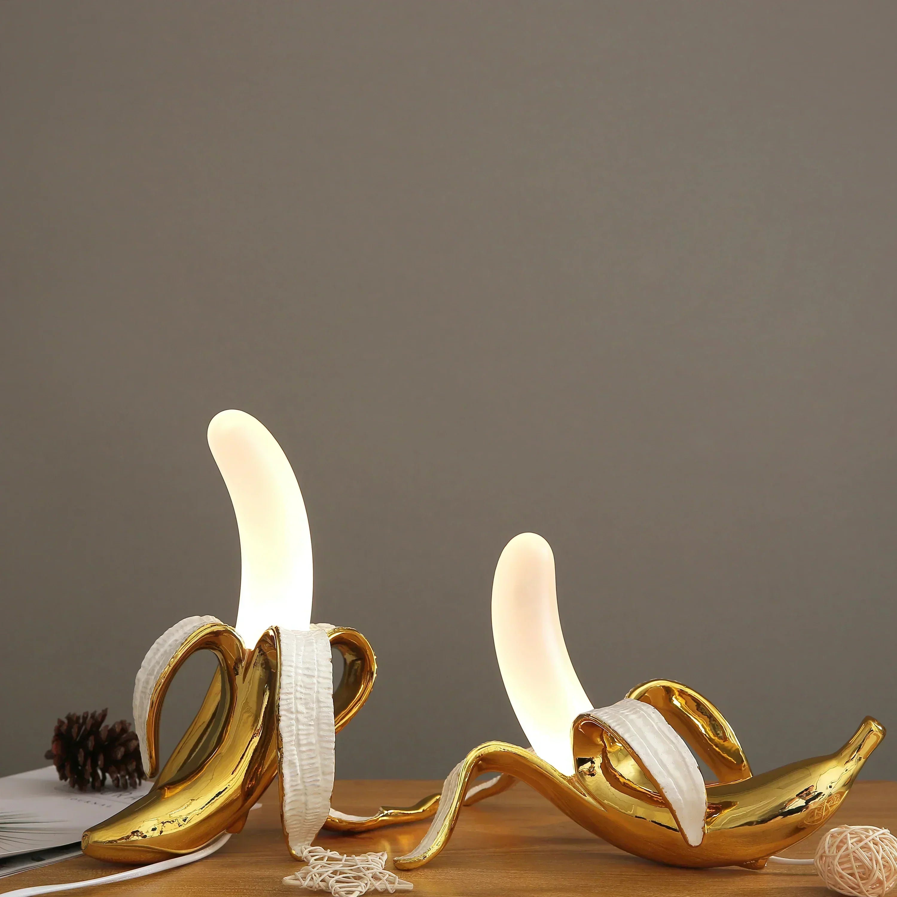 Bananova moderní stolní lampa Banán pro hravé interiéry