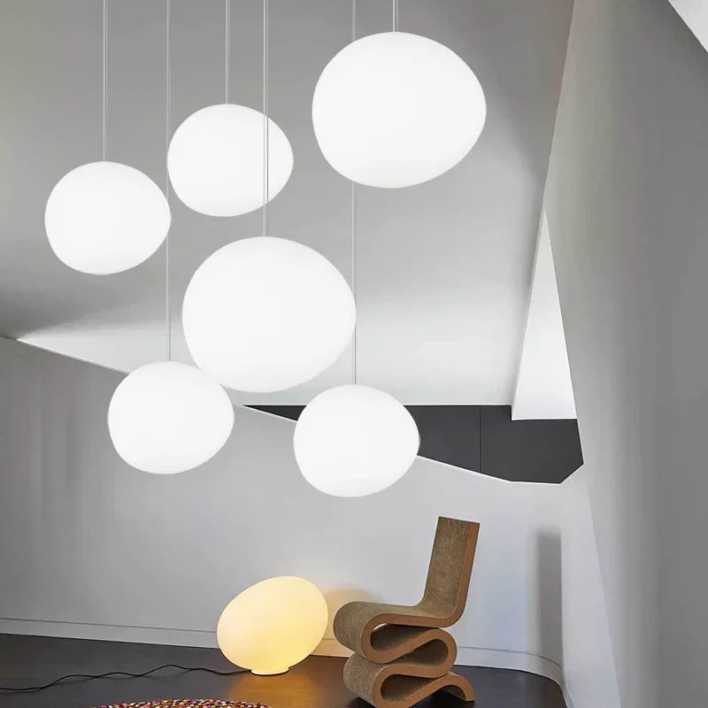 Závěsná lampa NovaGlow s kulatým skleněným stínidlem pro útulnou atmosféru