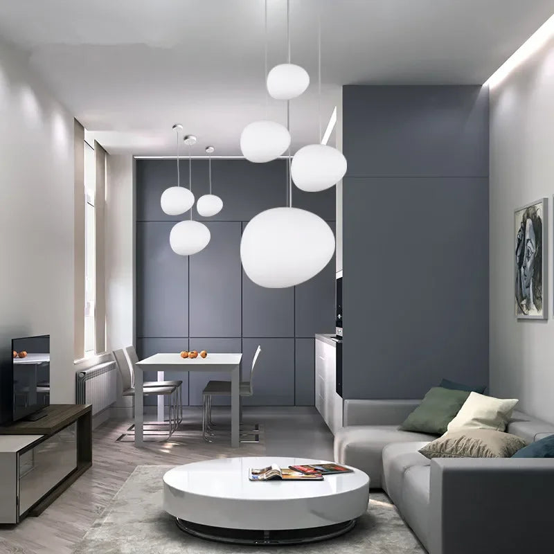 Závěsná lampa NovaGlow s kulatým skleněným stínidlem pro útulnou atmosféru