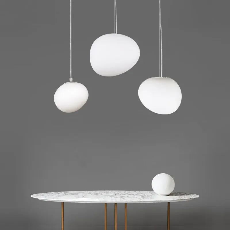 Závěsná lampa NovaGlow s kulatým skleněným stínidlem pro útulnou atmosféru