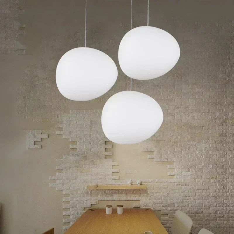 Závěsná lampa NovaGlow s kulatým skleněným stínidlem pro útulnou atmosféru