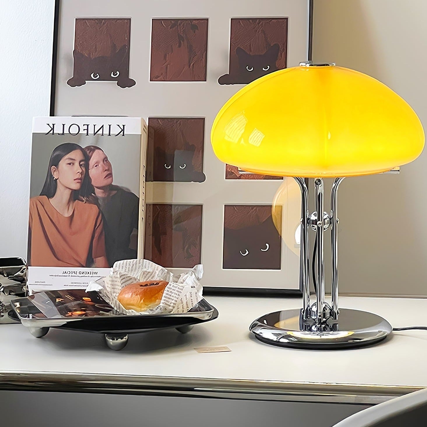 آباژور رومیزی باوهاوس مدل قارچ شیشه‌ای کهربایی اورلیا با نور ملایم