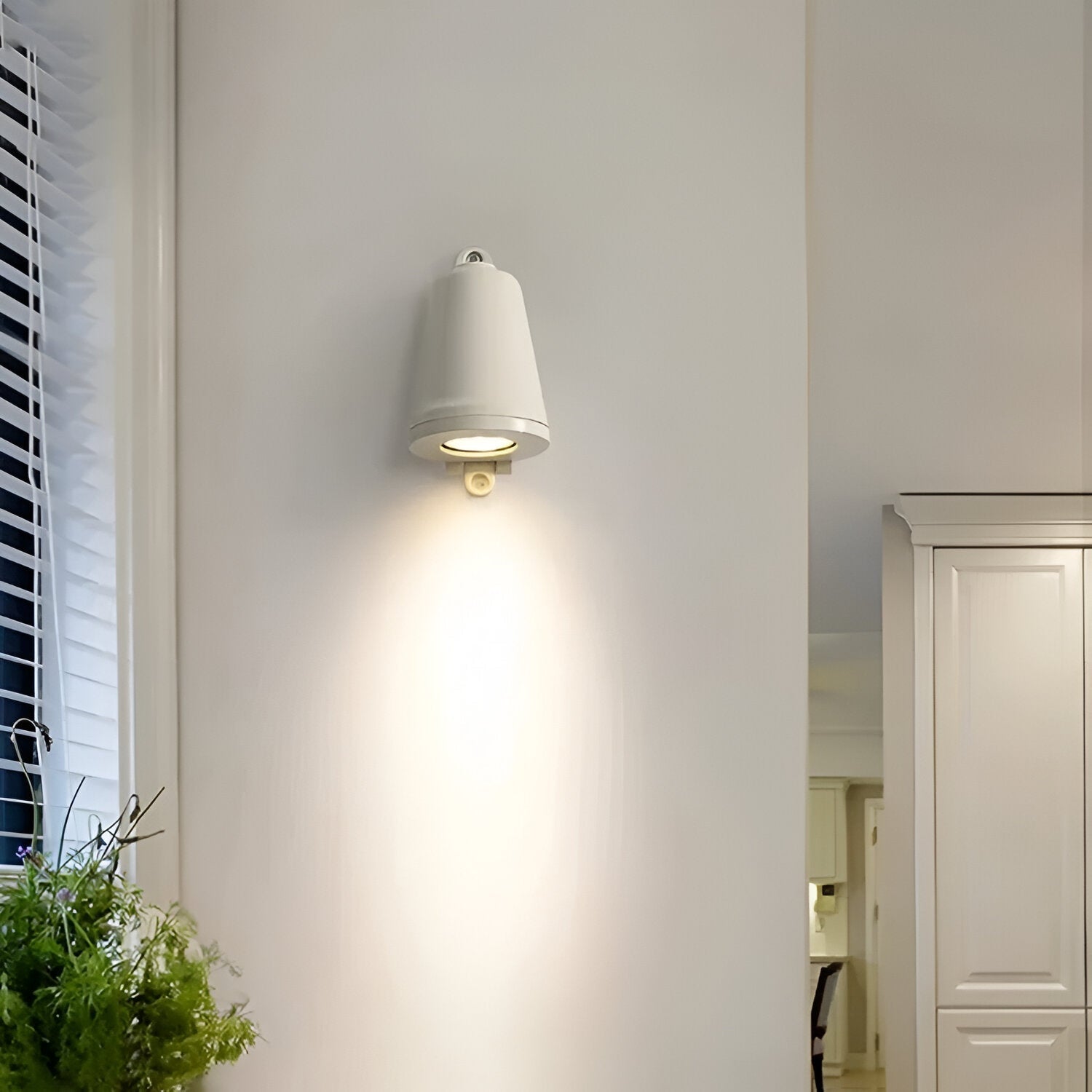 چراغ دیواری LED مینیمالیستی فضای باز آسترا با درجه حفاظت IP65 برای نماها