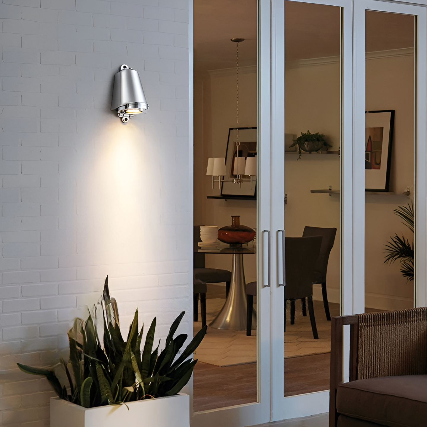 چراغ دیواری LED مینیمالیستی فضای باز آسترا با درجه حفاظت IP65 برای نماها