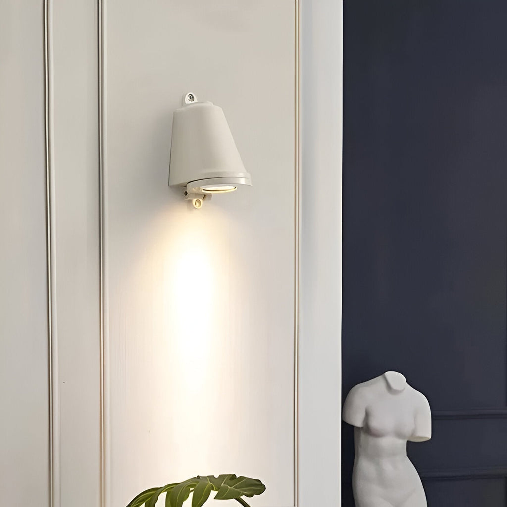 چراغ دیواری LED مینیمالیستی فضای باز آسترا با درجه حفاظت IP65 برای نماها