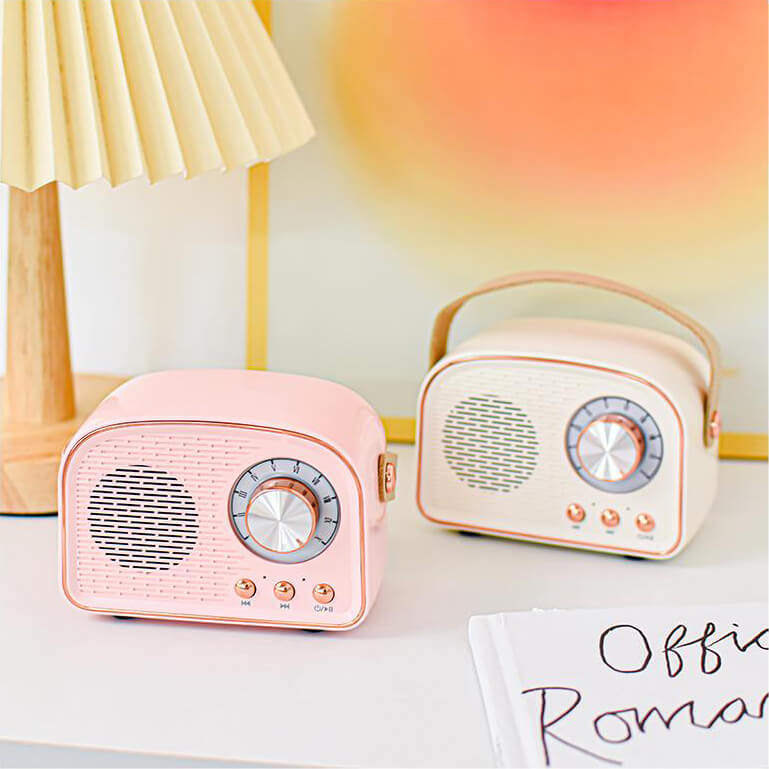 Retro Bluetooth reproduktor s designem vintage rádia a madlem