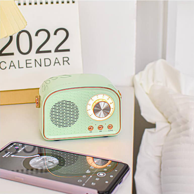 Retro Bluetooth reproduktor s designem vintage rádia a madlem