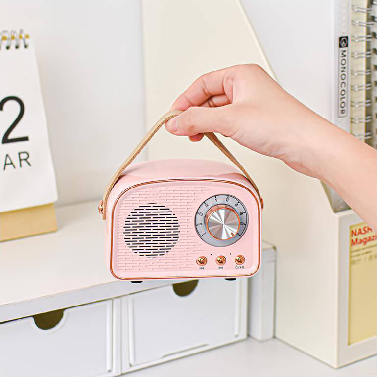Retro Bluetooth reproduktor s designem vintage rádia a madlem
