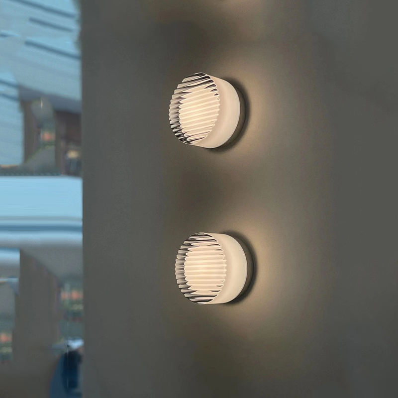 Lampada da parete LED rotonda moderna con diffusore in vetro satinato per uso interno ed esterno
