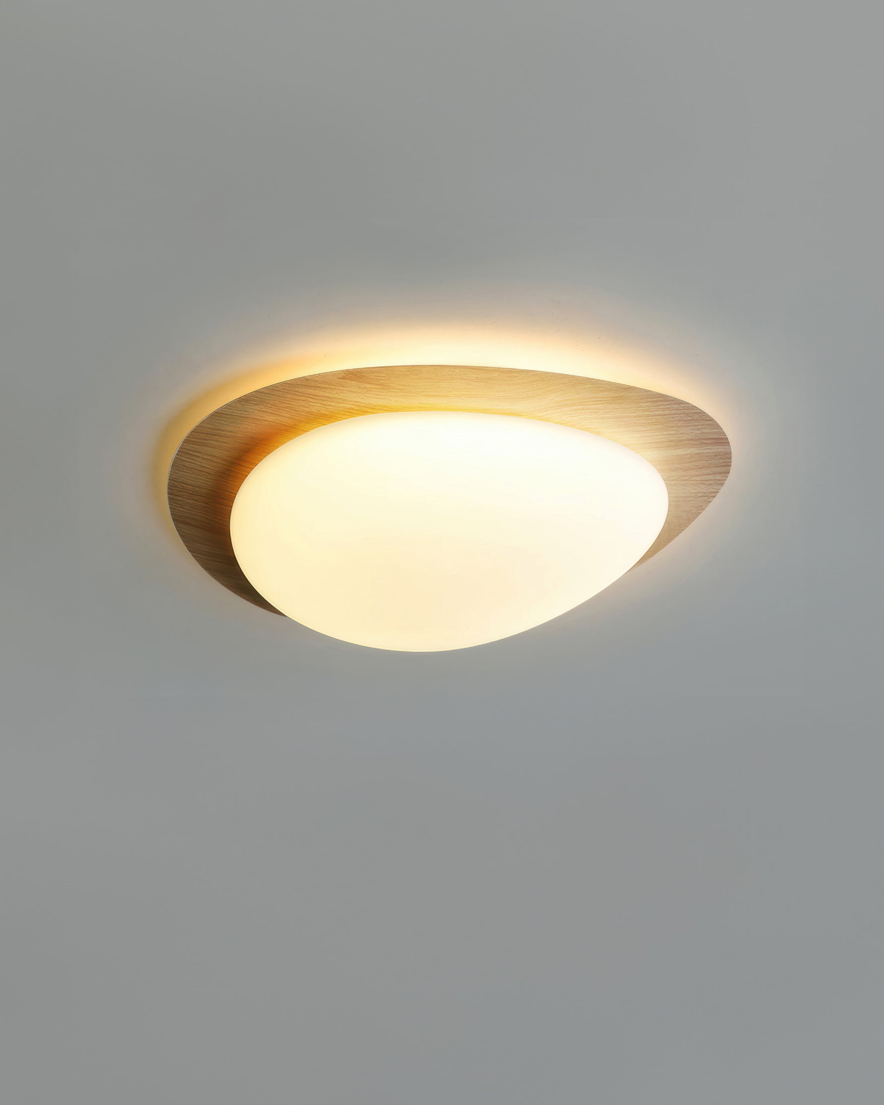 Nyra Nordic LED-Deckenleuchte mit Kieselholzmaserung für skandinavische Innenräume