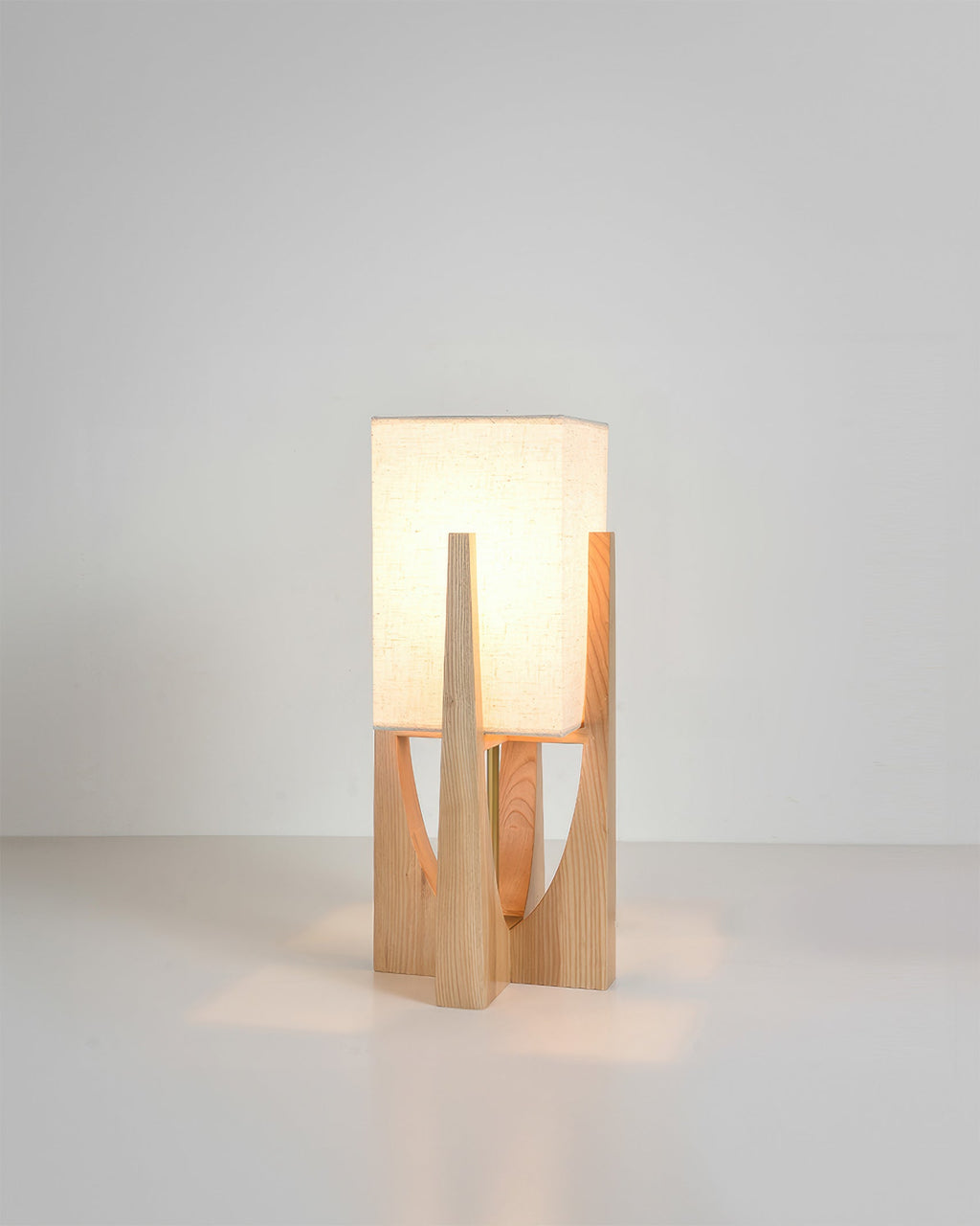Stojací lampa Kairo Seto z ořechového dřeva japonského stylu s mosaznými detaily, minimalistická
