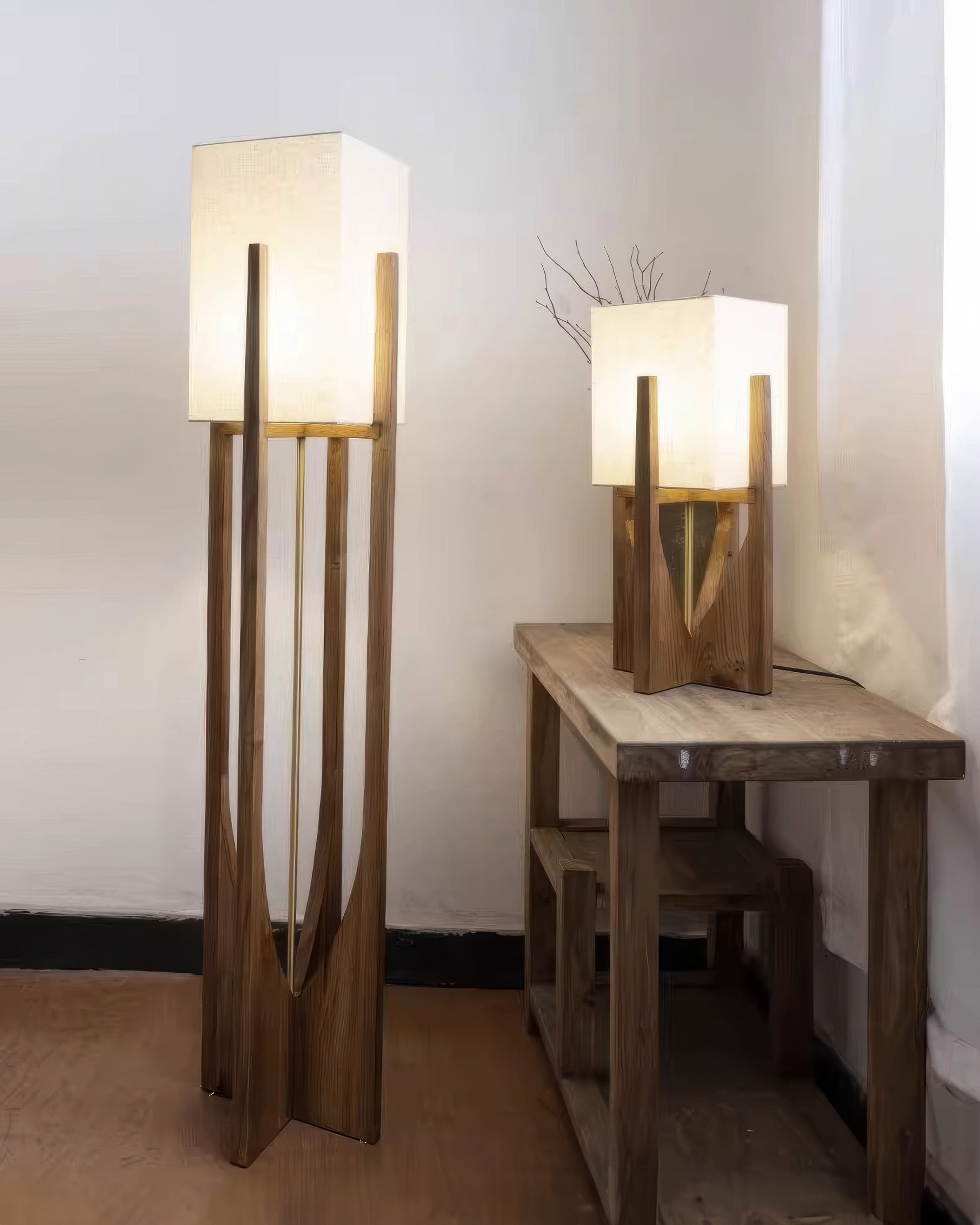 Stojací lampa Kairo Seto z ořechového dřeva japonského stylu s mosaznými detaily, minimalistická