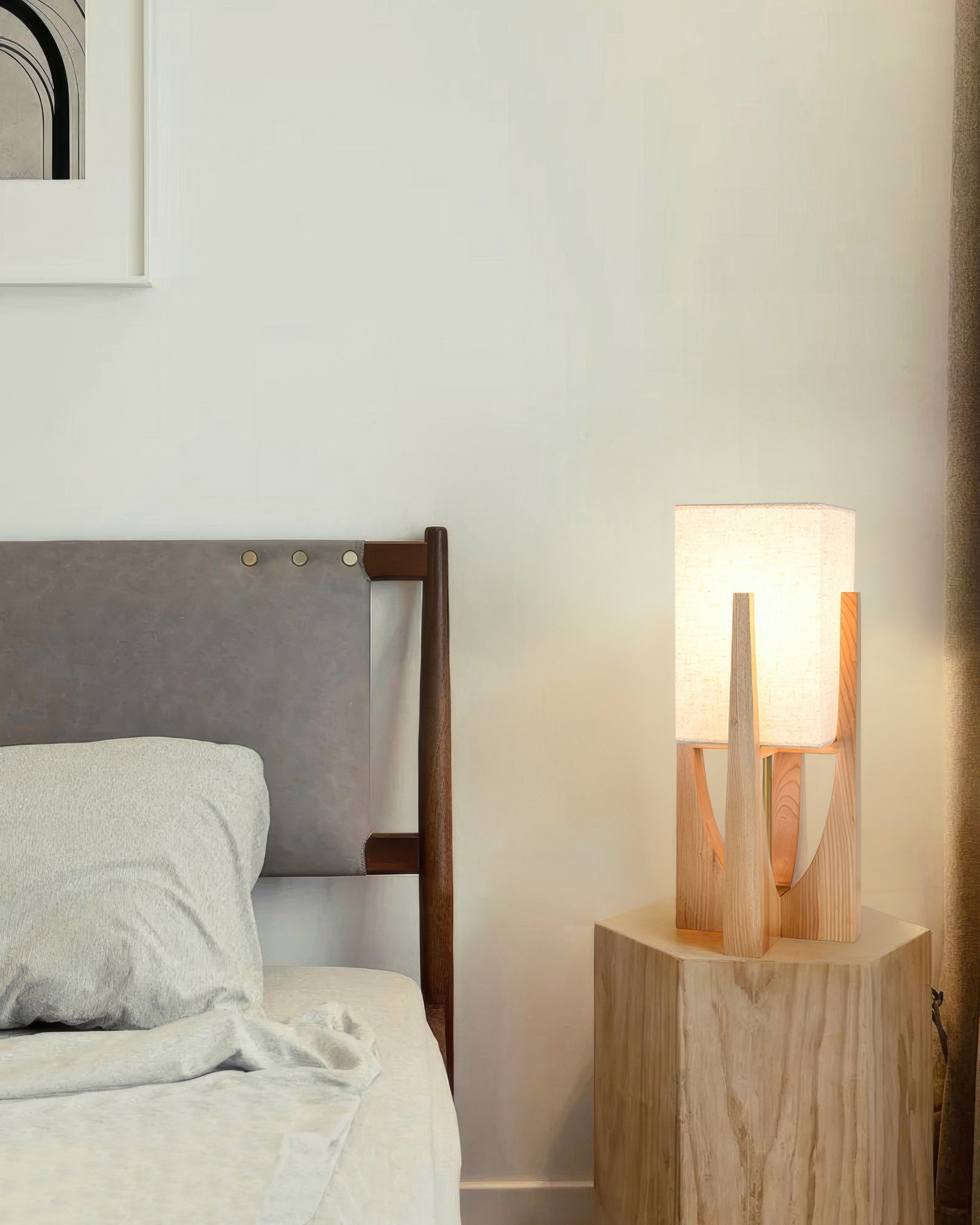 Stojací lampa Kairo Seto z ořechového dřeva japonského stylu s mosaznými detaily, minimalistická