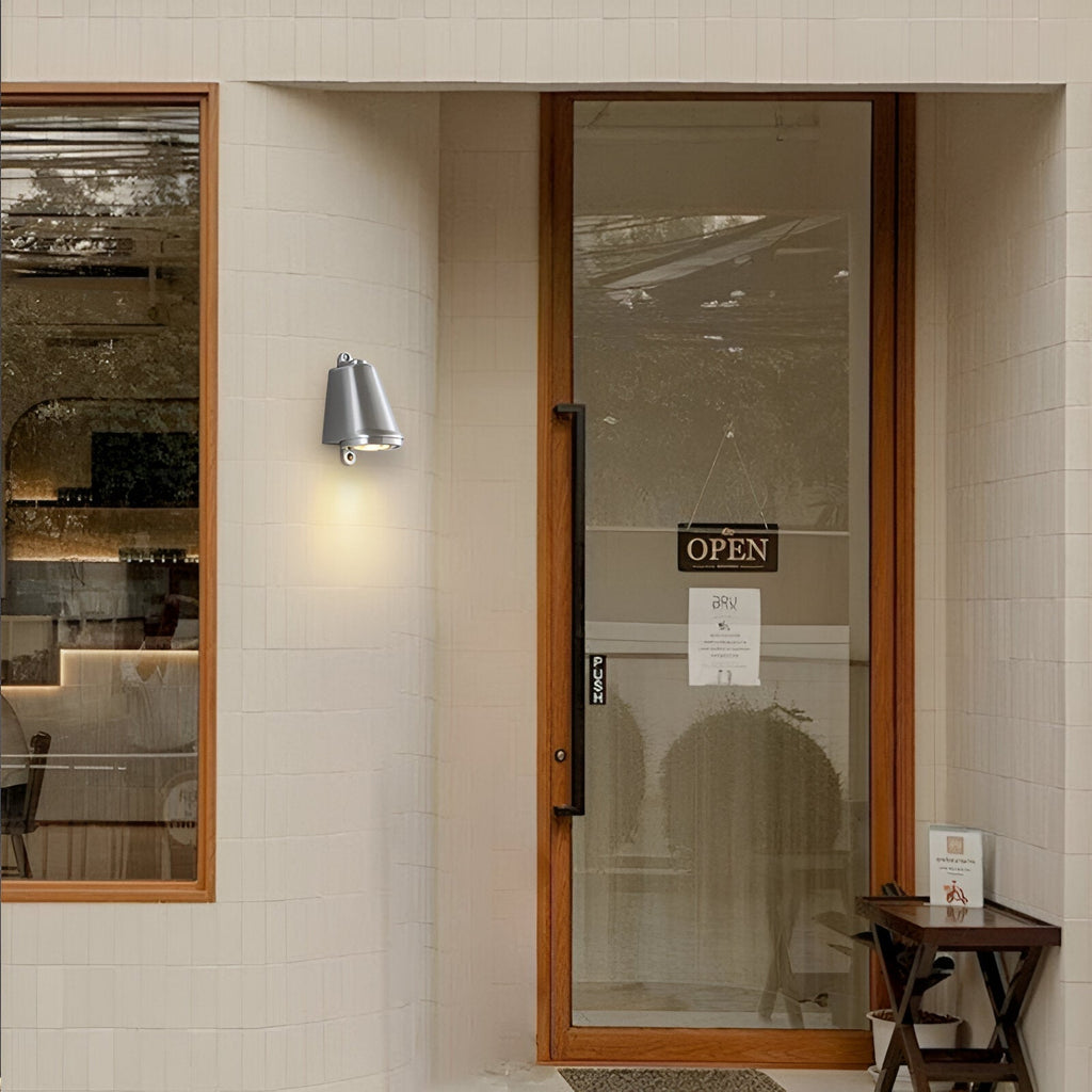 چراغ دیواری LED مینیمالیستی فضای باز آسترا با درجه حفاظت IP65 برای نماها
