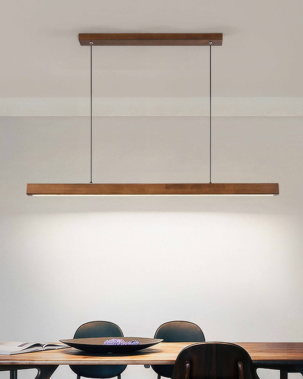Lampada a sospensione minimalista Cavell in noce con fascino medievale francese