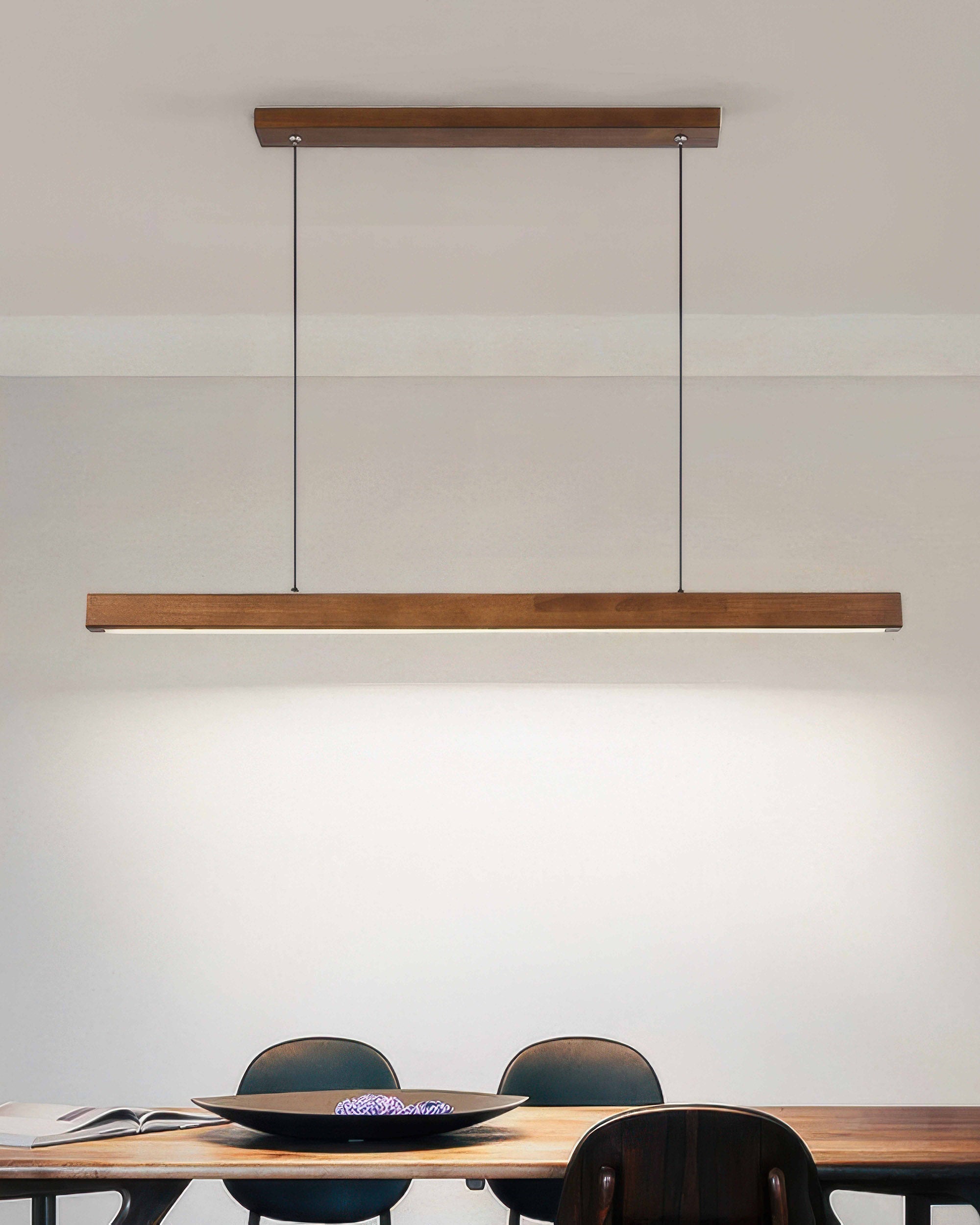 Lampada a sospensione minimalista Cavell in noce con fascino medievale francese
