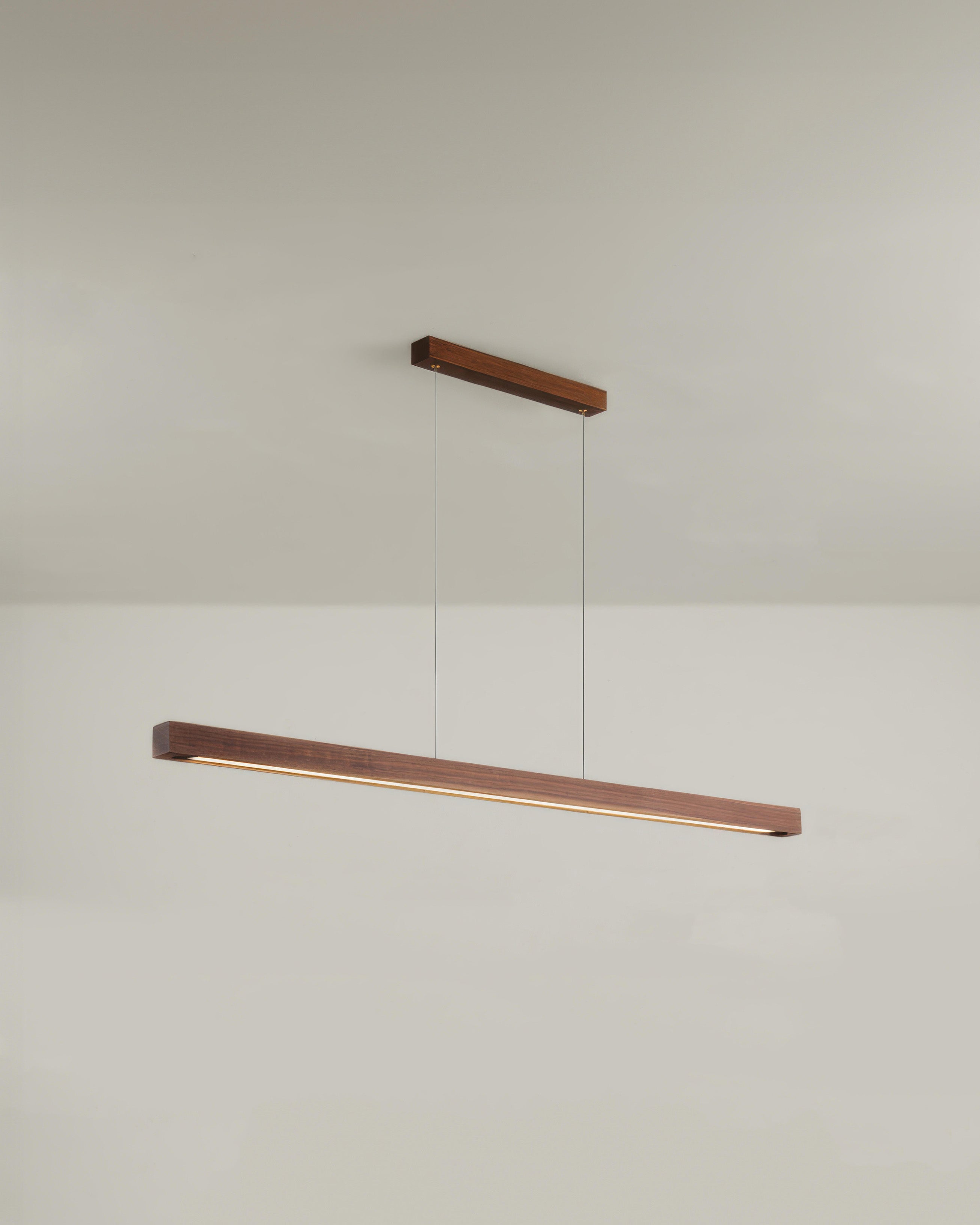 Lampada a sospensione minimalista Cavell in noce con fascino medievale francese
