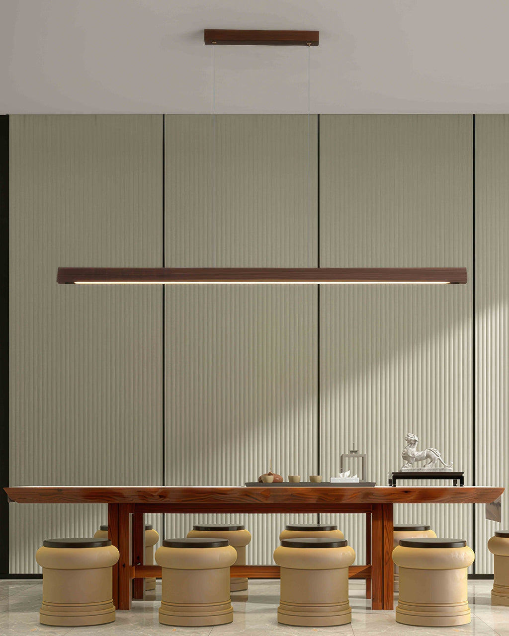 Lampada a sospensione minimalista Cavell in noce con fascino medievale francese