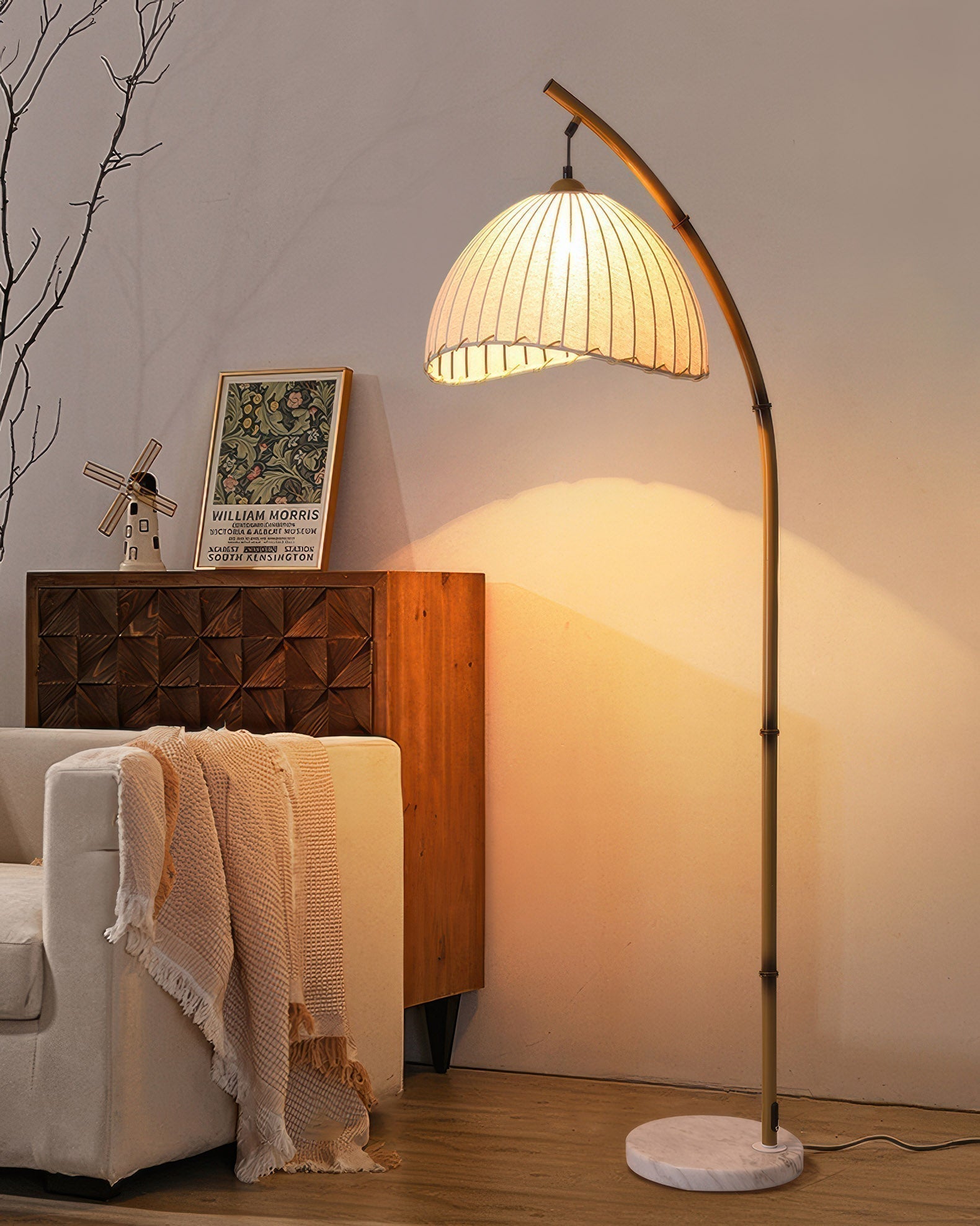 Stojací lampa Lunara inspirovaná bambusem s textilním stínidlem pro jemné ambientní světlo