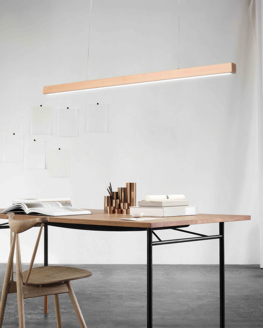 Lampada a sospensione minimalista Cavell in noce con fascino medievale francese