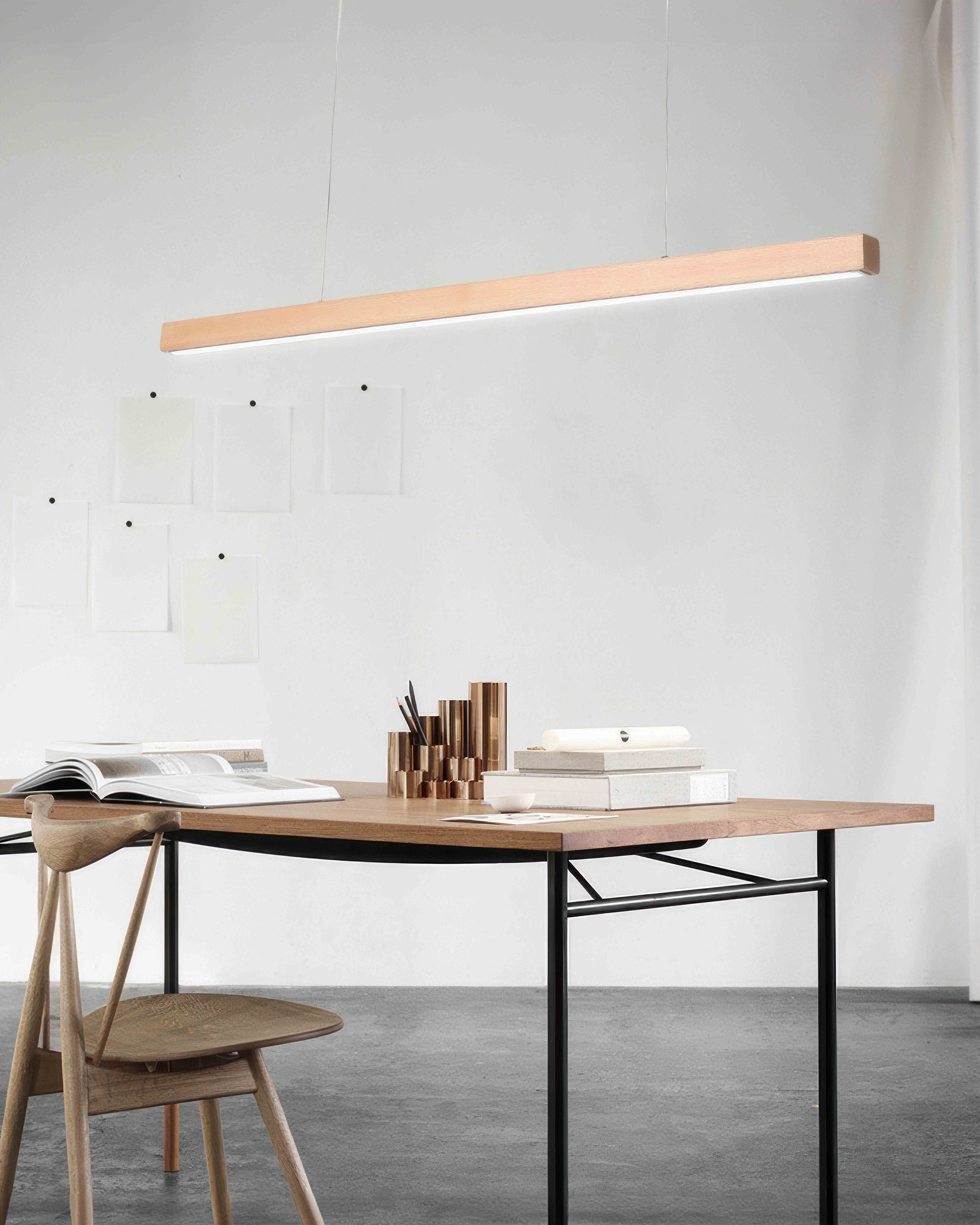 Lampada a sospensione minimalista Cavell in noce con fascino medievale francese