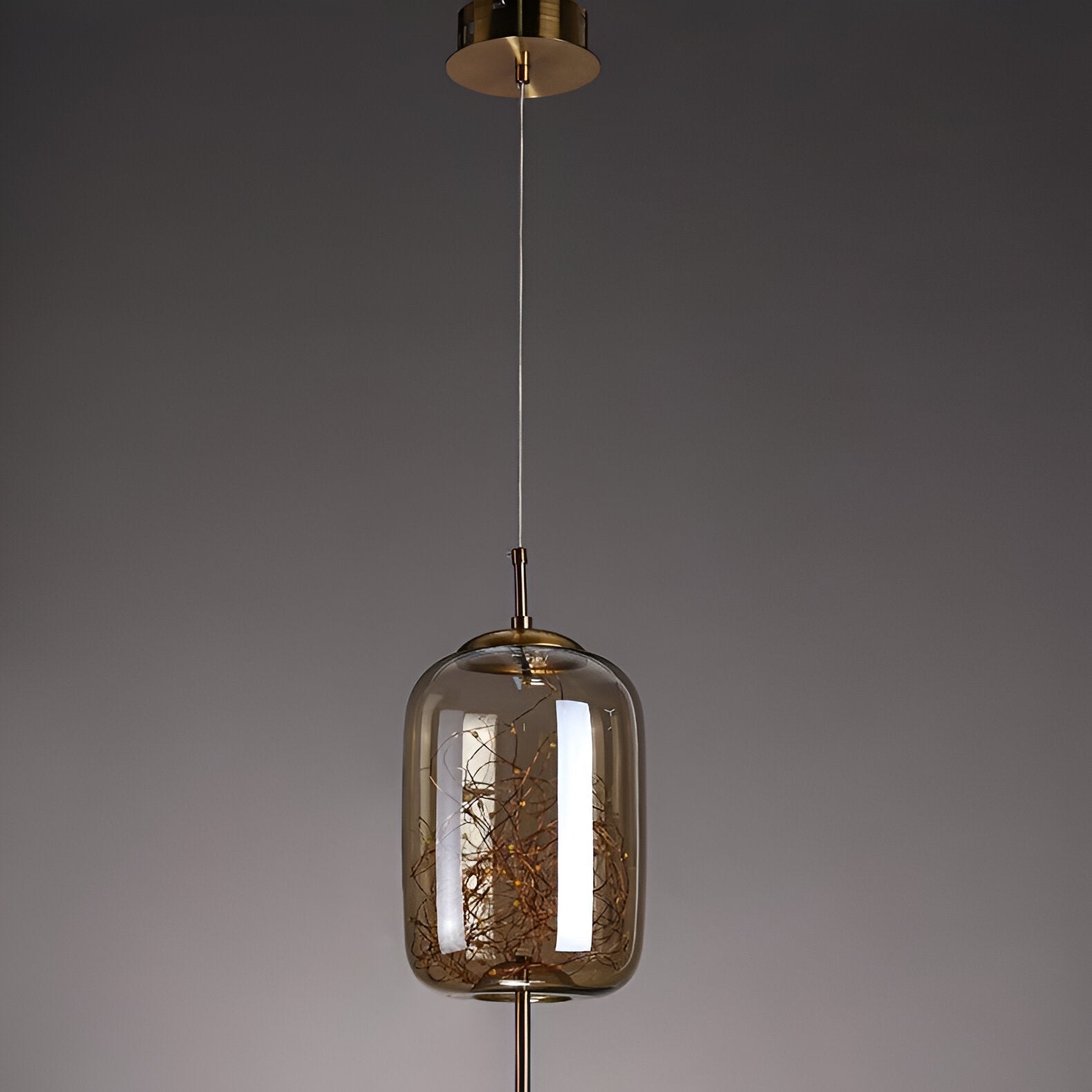 Lampada a sospensione a globo in vetro nordico FjordAura per sala da pranzo con struttura dorata