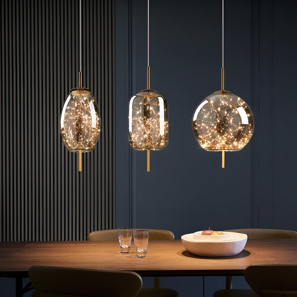 Lampada a sospensione a globo in vetro nordico FjordAura per sala da pranzo con struttura dorata