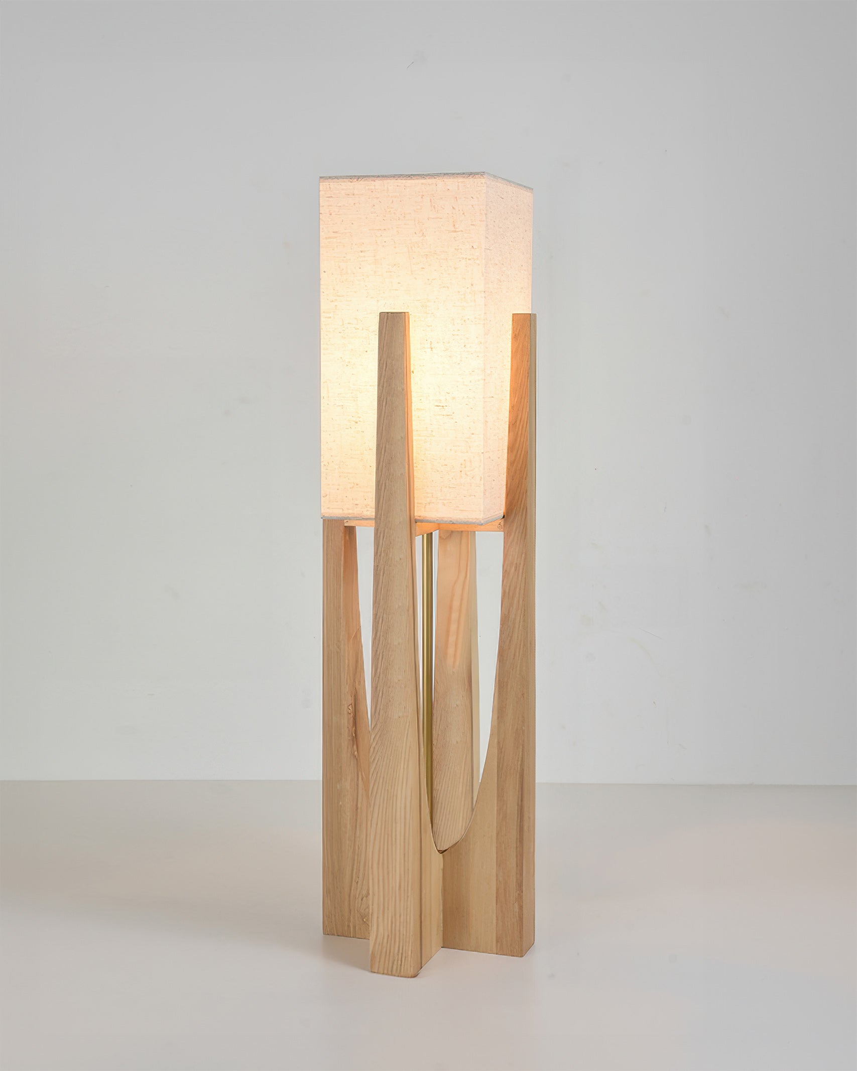 Stojací lampa Kairo Seto z ořechového dřeva japonského stylu s mosaznými detaily, minimalistická