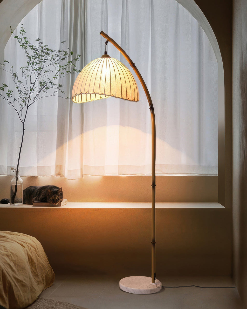 Stojací lampa Lunara inspirovaná bambusem s textilním stínidlem pro jemné ambientní světlo