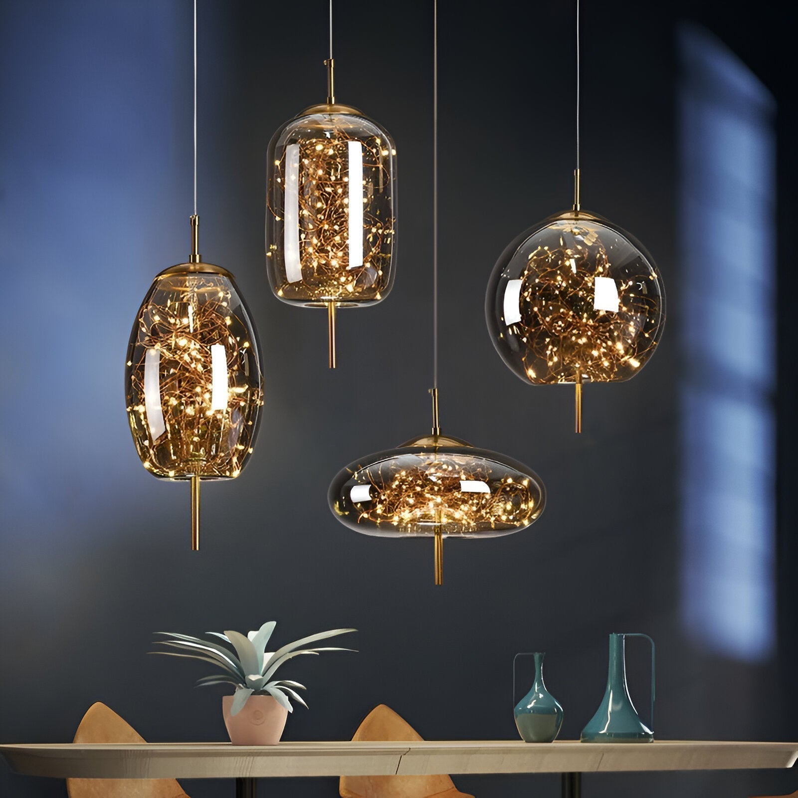 Lampada a sospensione a globo in vetro nordico FjordAura per sala da pranzo con struttura dorata
