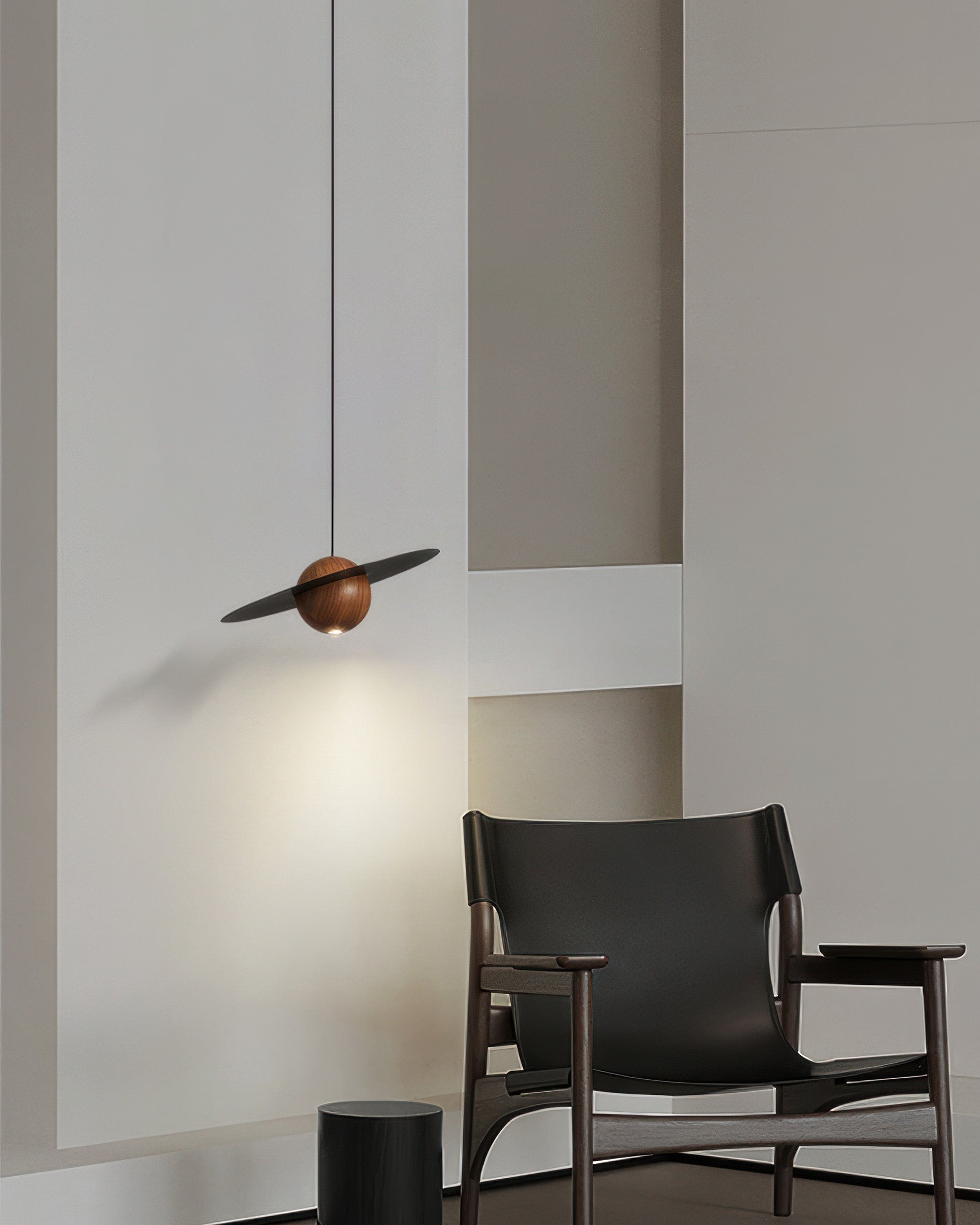 Marinor walnoot- en messing hanglamp in vliegende schotelvorm met mid-century modern silhouet