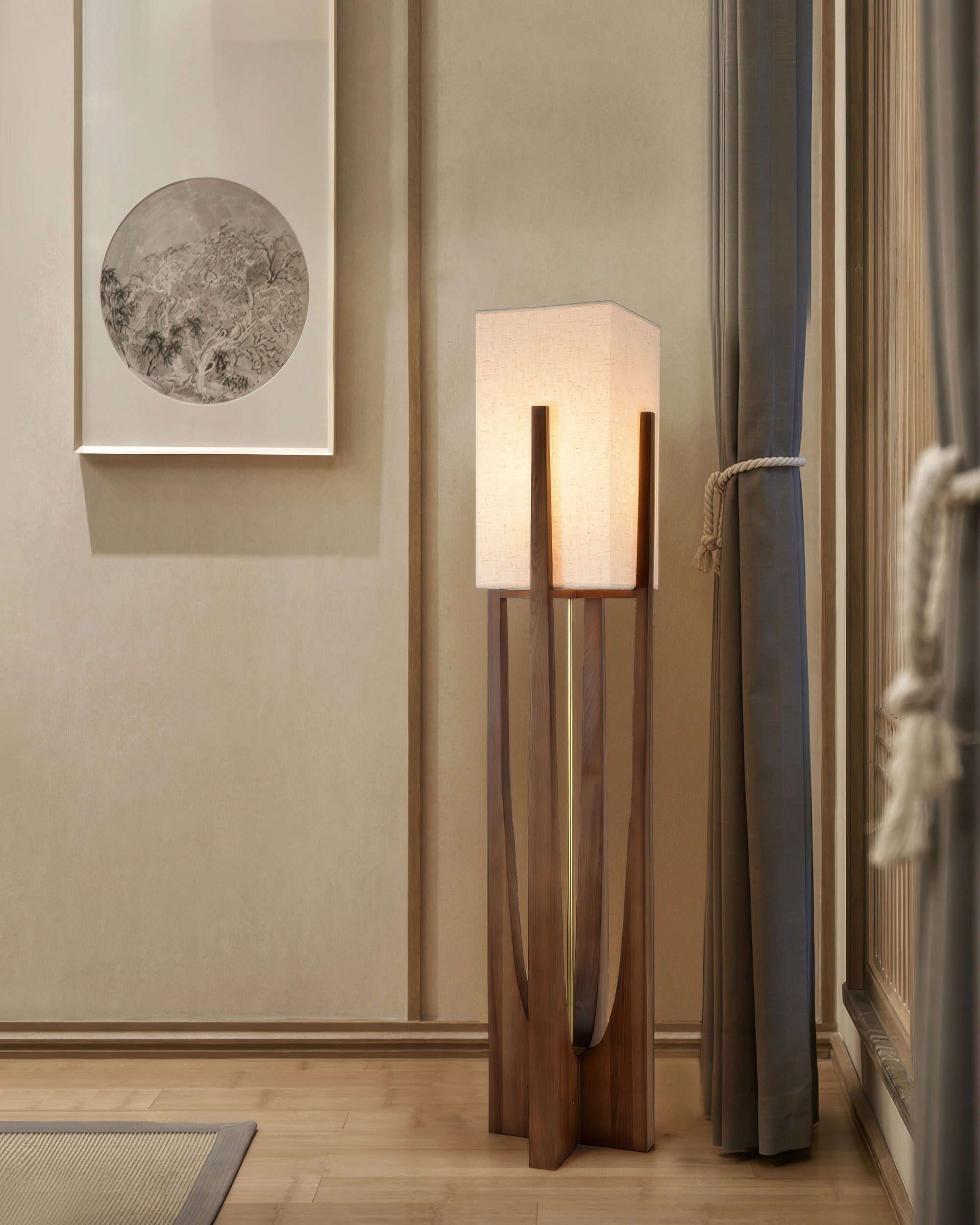 Stojací lampa Kairo Seto z ořechového dřeva japonského stylu s mosaznými detaily, minimalistická