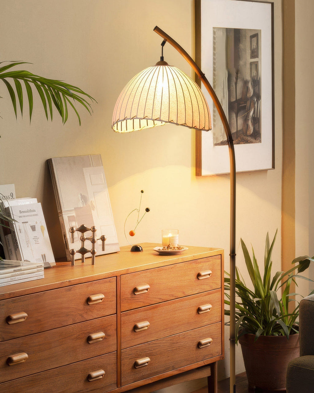 Stojací lampa Lunara inspirovaná bambusem s textilním stínidlem pro jemné ambientní světlo