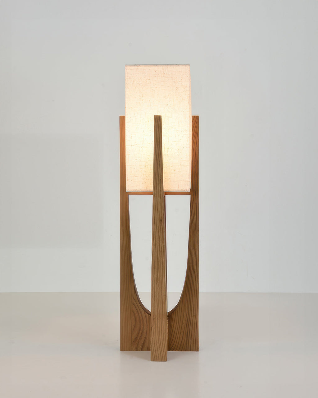 Stojací lampa Kairo Seto z ořechového dřeva japonského stylu s mosaznými detaily, minimalistická