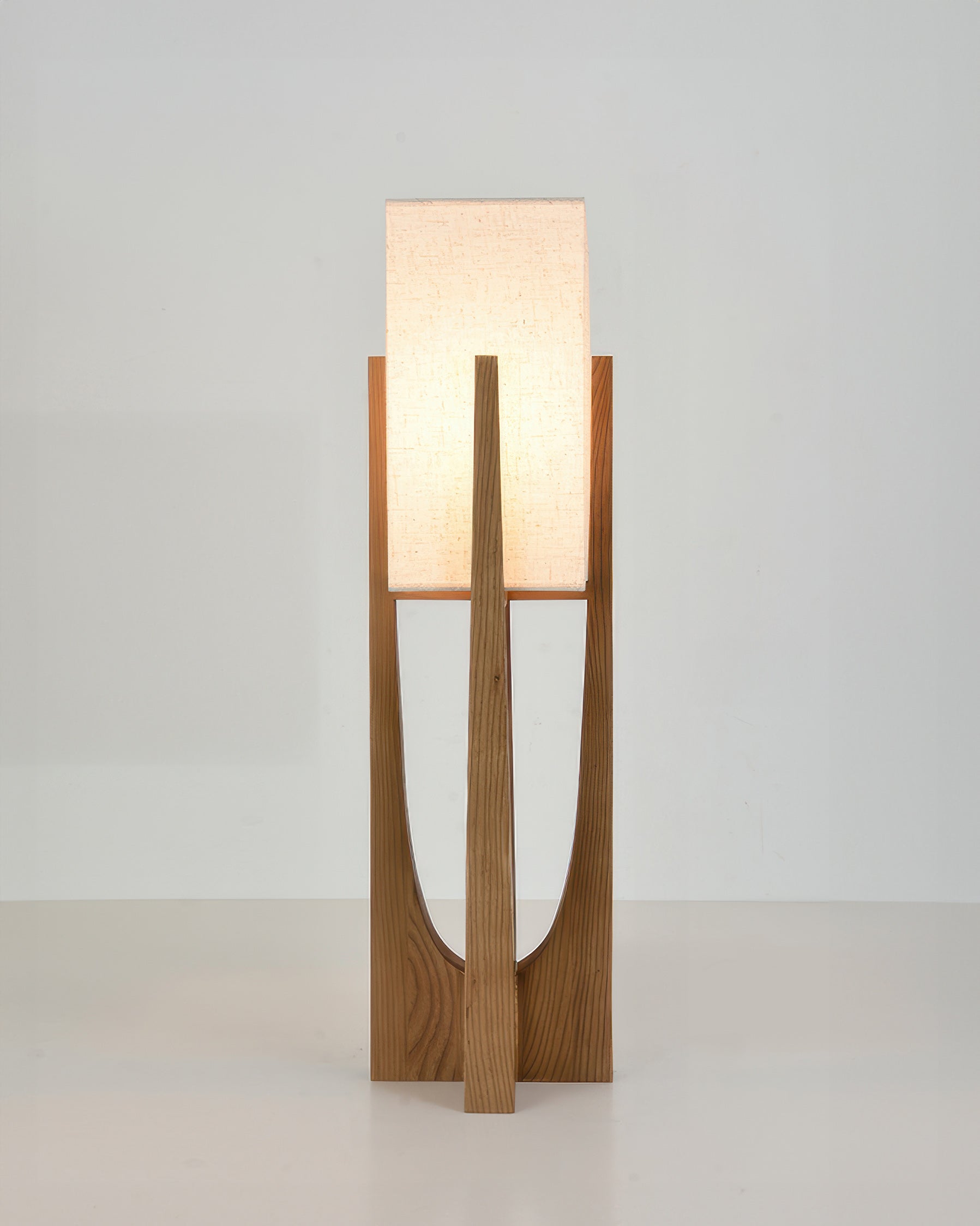 Stojací lampa Kairo Seto z ořechového dřeva japonského stylu s mosaznými detaily, minimalistická
