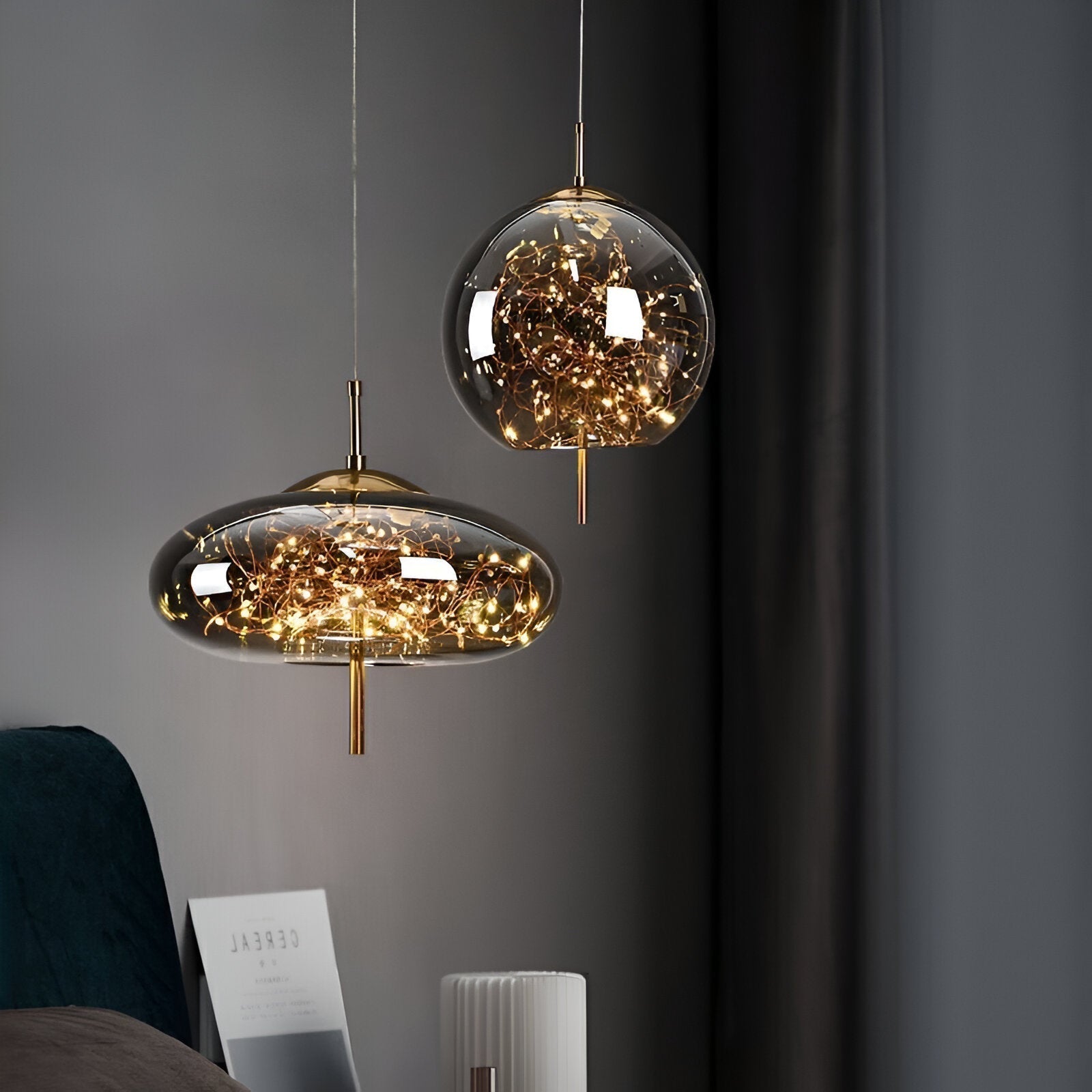 Lampada a sospensione a globo in vetro nordico FjordAura per sala da pranzo con struttura dorata