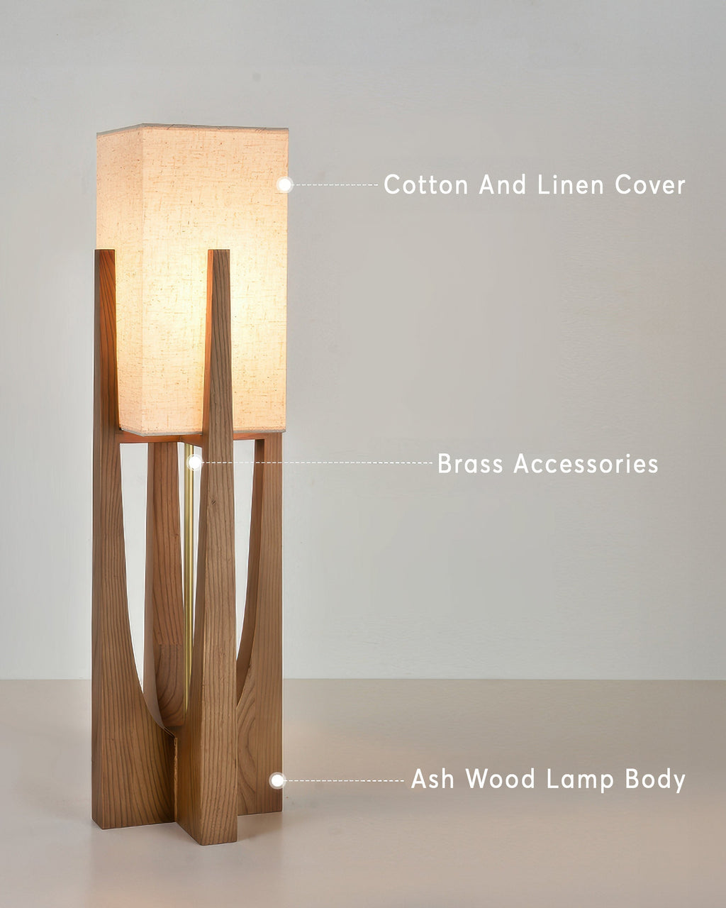 Stojací lampa Kairo Seto z ořechového dřeva japonského stylu s mosaznými detaily, minimalistická