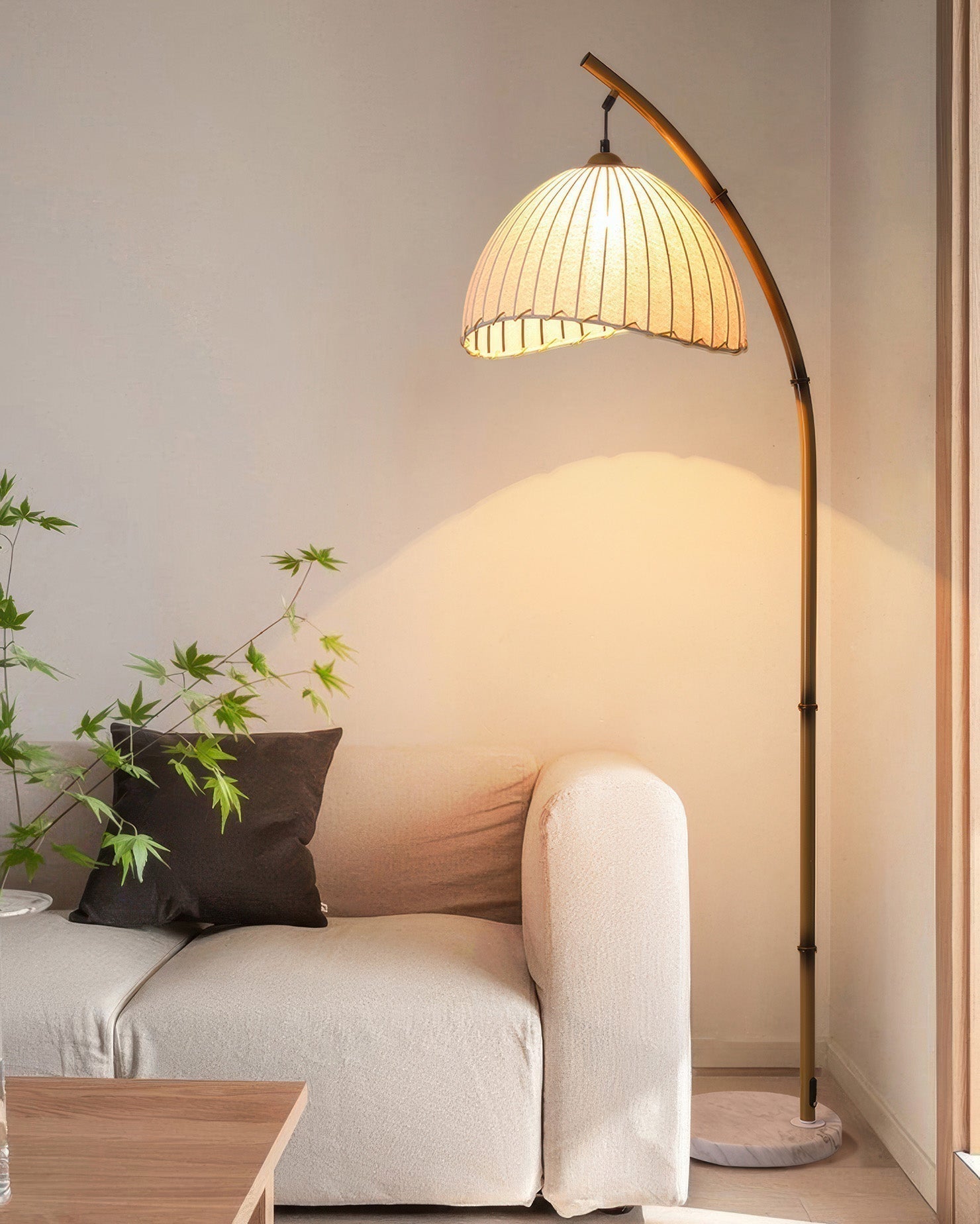 Stojací lampa Lunara inspirovaná bambusem s textilním stínidlem pro jemné ambientní světlo