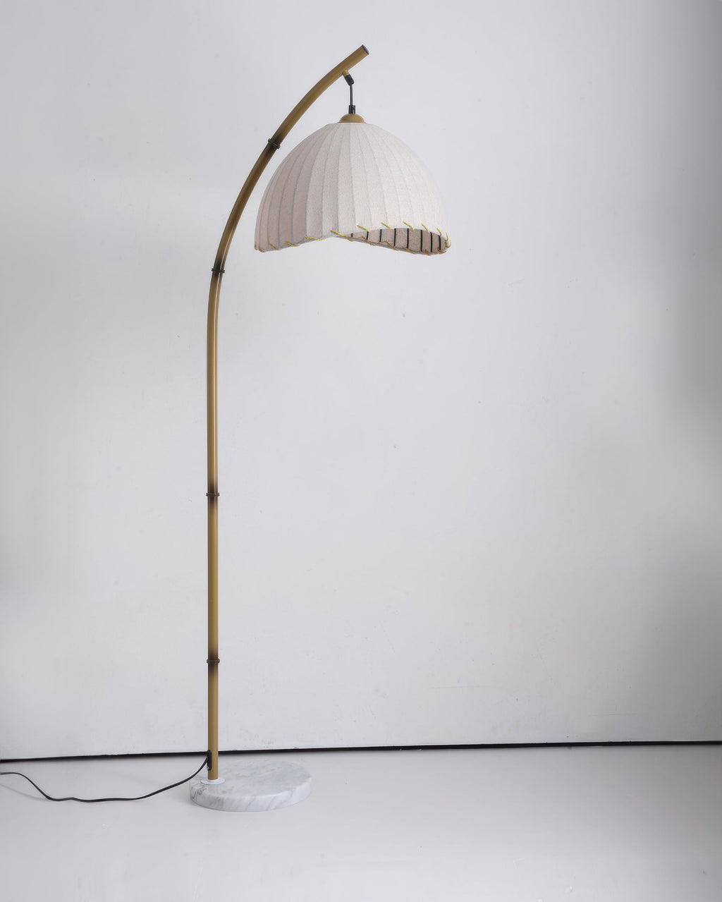 Stojací lampa Lunara inspirovaná bambusem s textilním stínidlem pro jemné ambientní světlo