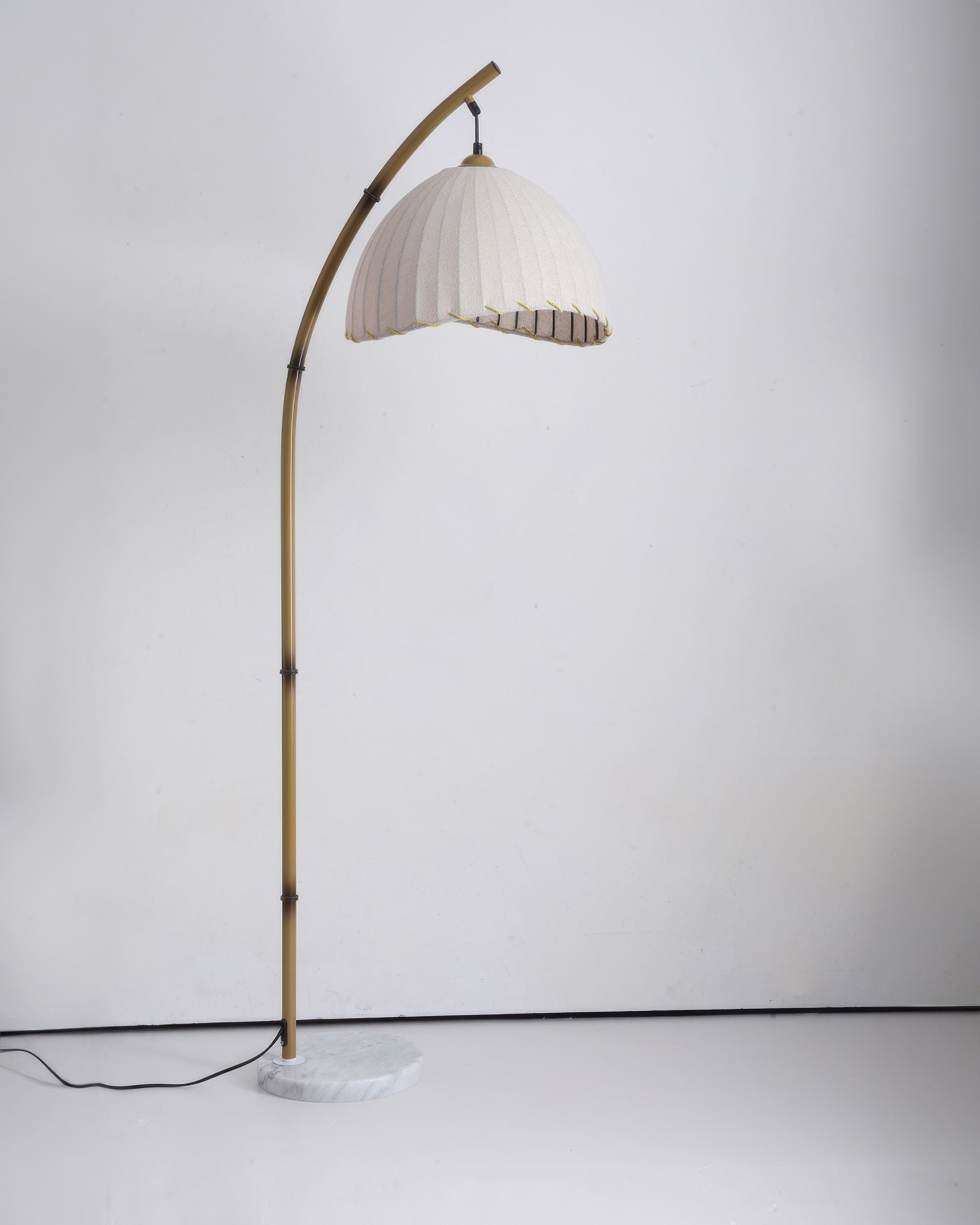Stojací lampa Lunara inspirovaná bambusem s textilním stínidlem pro jemné ambientní světlo