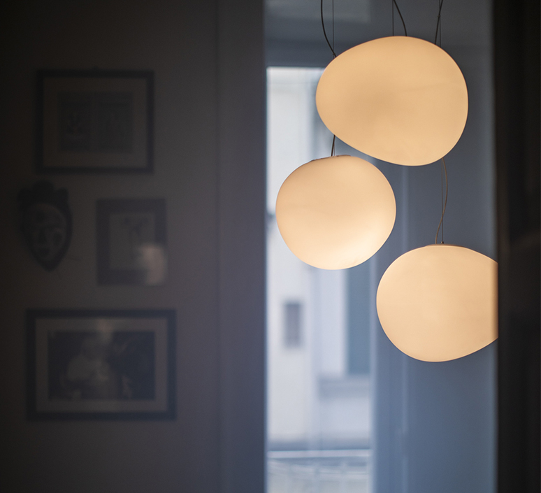 Lampa wisząca Caelia ze szkła dmuchanego ręcznie o organicznych, poetyckich kształtach