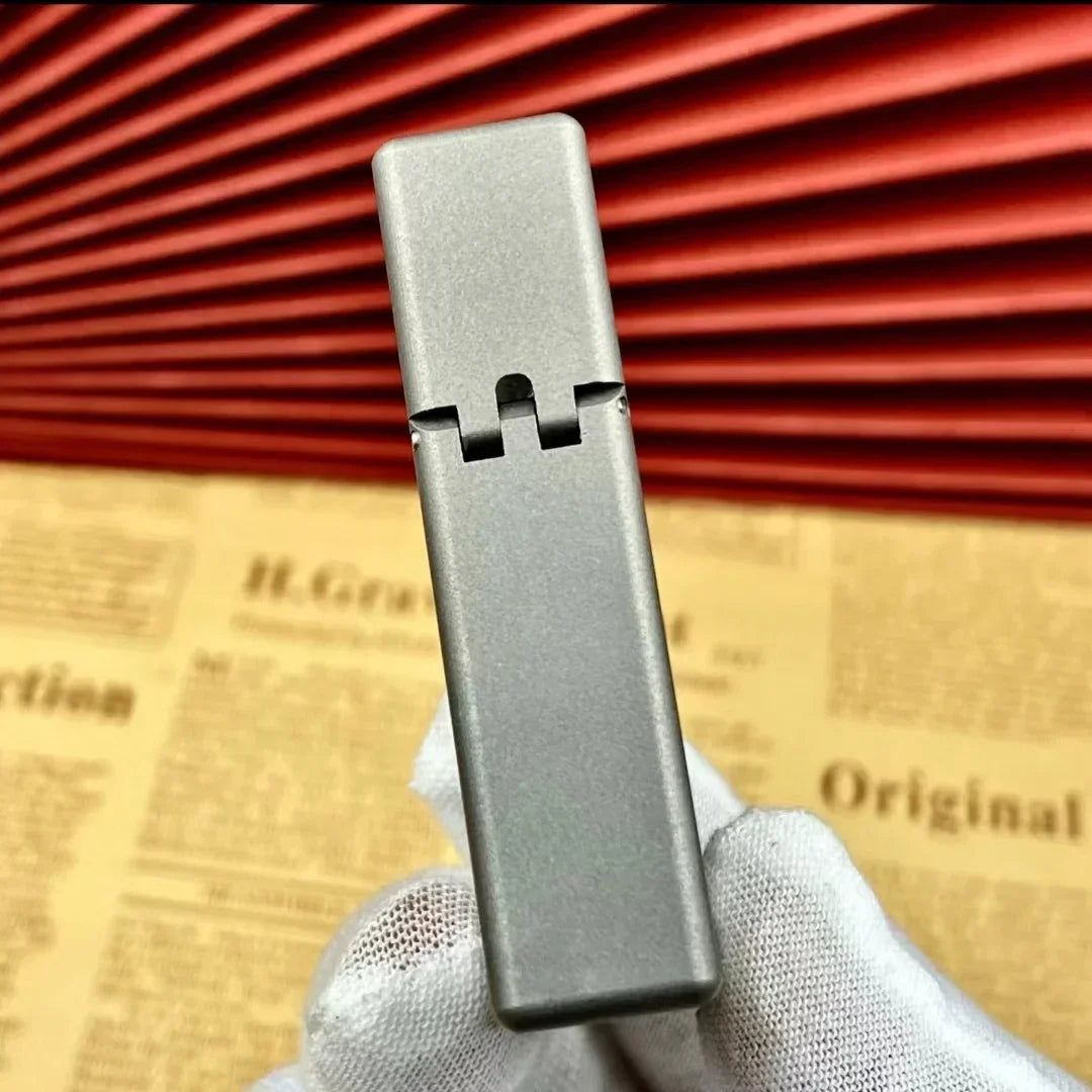 Zapalovač NovaForge Titanium se čtvercovou hlavou a matným povrchem