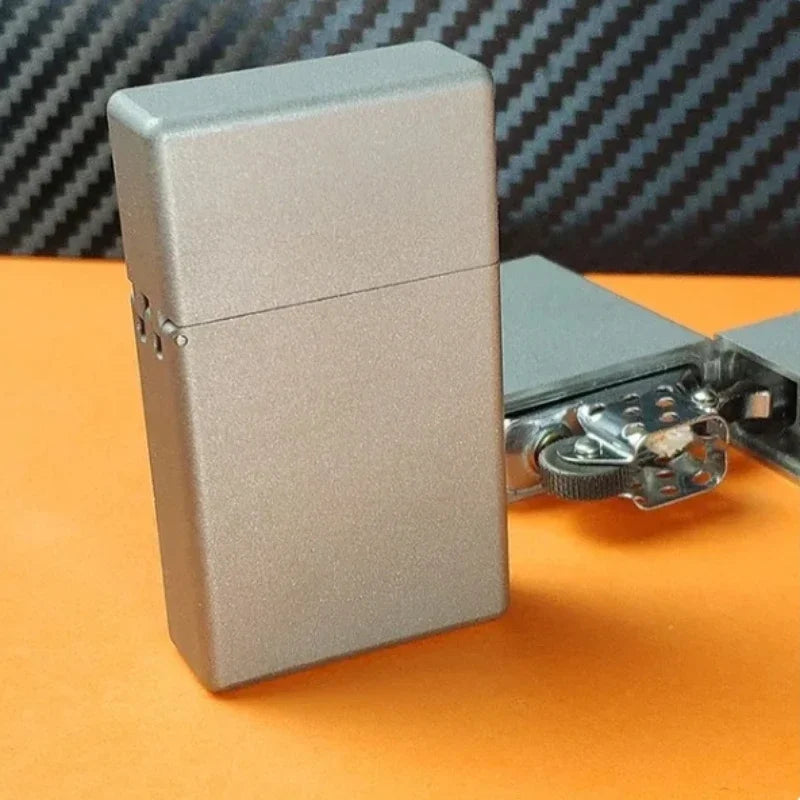 Zapalovač NovaForge Titanium se čtvercovou hlavou a matným povrchem