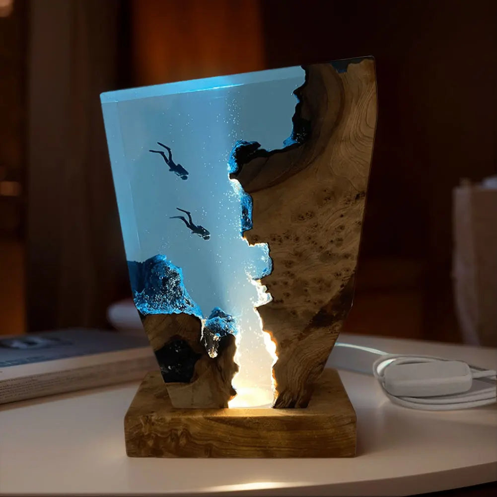 AquaVoyage Resin Meeresboden-Erkundungstischlampe mit zwei Tauchern und leuchtender Höhle
