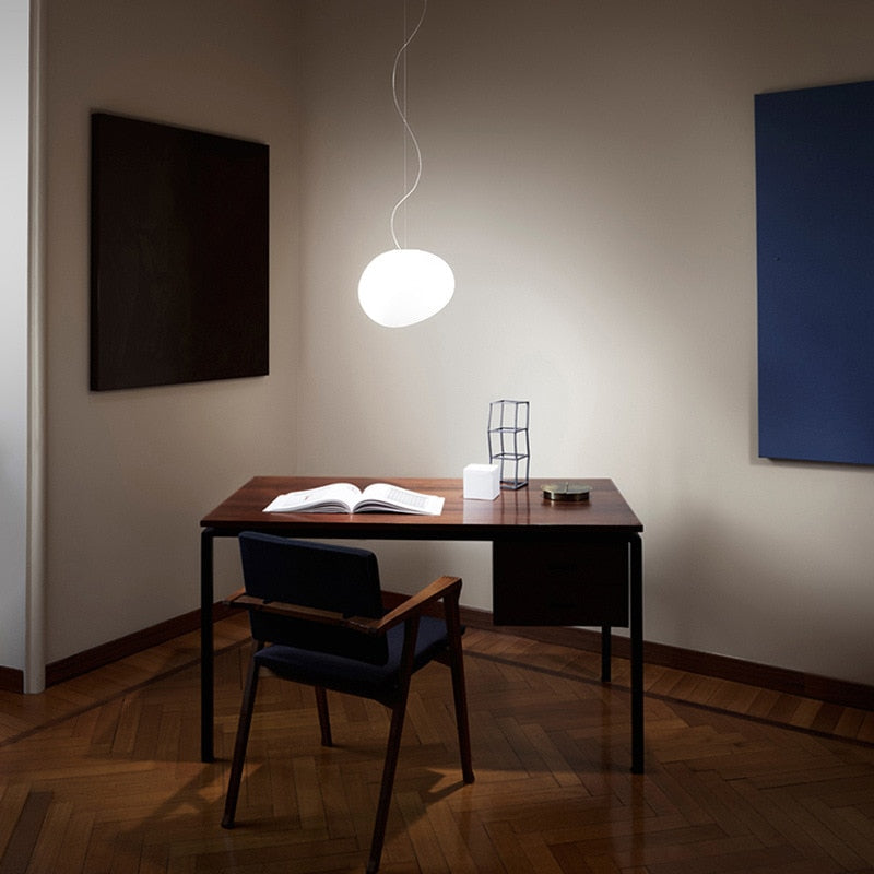 Lampa wisząca Caelia ze szkła dmuchanego ręcznie o organicznych, poetyckich kształtach